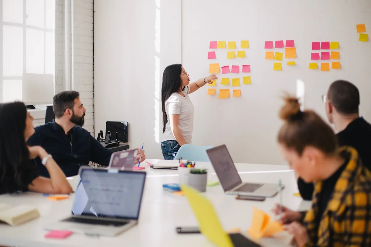 equipe comercial alinhando metas de conversão com crm imobiliário para incorporadoras