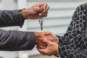 Como Escolher Agência de Marketing Imobiliário: Guia Definitivo para C-levels Maximizarem VGV e Reduzirem o CAC